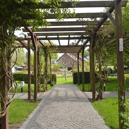 Dom wakacyjny Modern Holiday In With Private Garden Wévercé