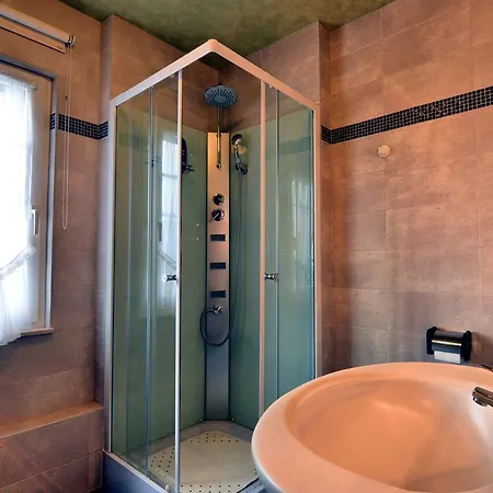 Modern Holiday In With Private Garden Wévercé